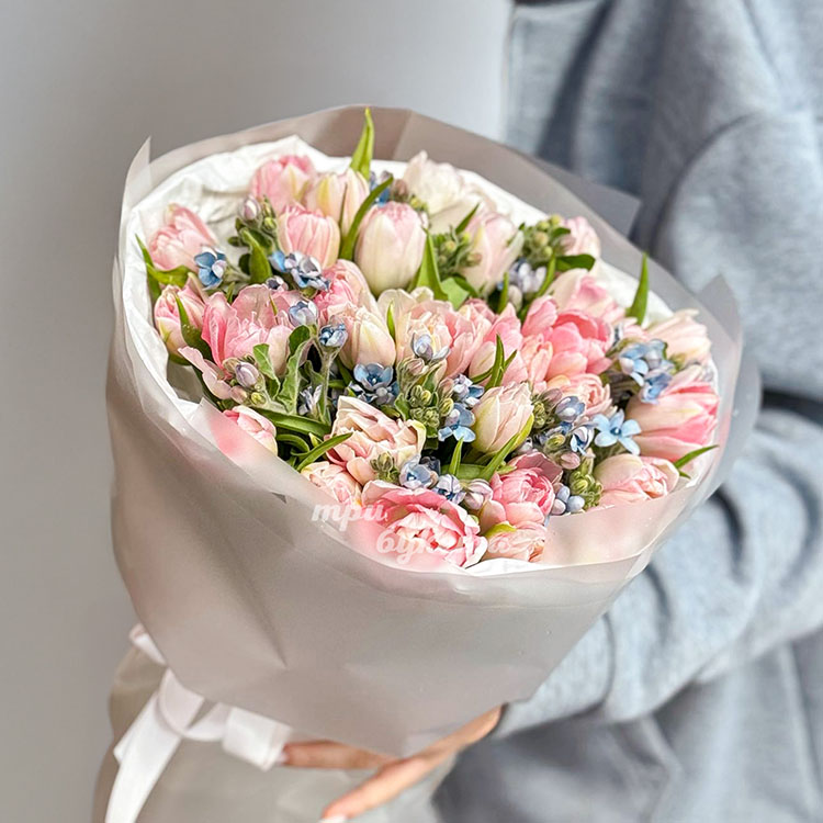 Букет розовых тюльпанов с хамелациумом (крупный план)