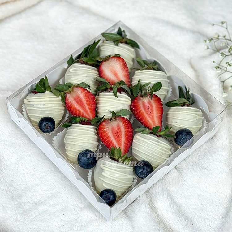 Коробка клубники в белом шоколаде с голубикой (закрытая)